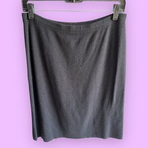 EMMA James size M knit pull-on skirt.